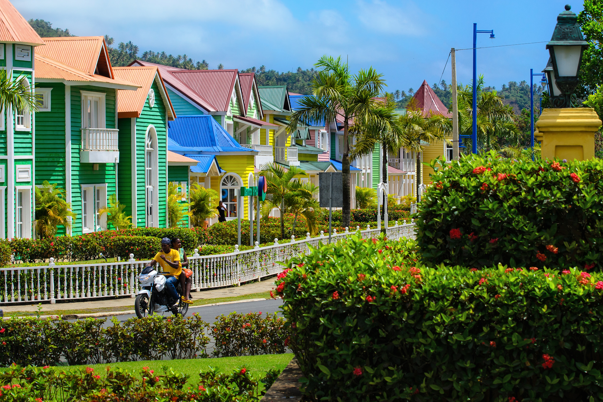 Fotografía desde la calle de las casas de colores de Santa Bárbara de Samaná