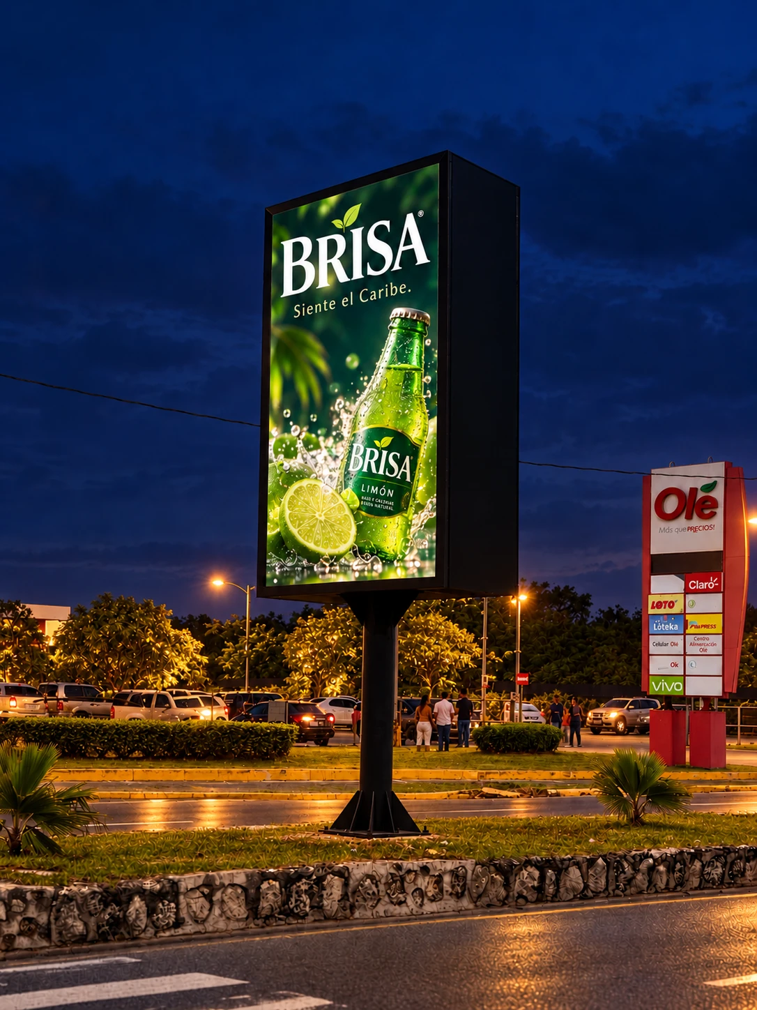 Avenida España de noche: pantalla en su isleta, con Olé al fondo